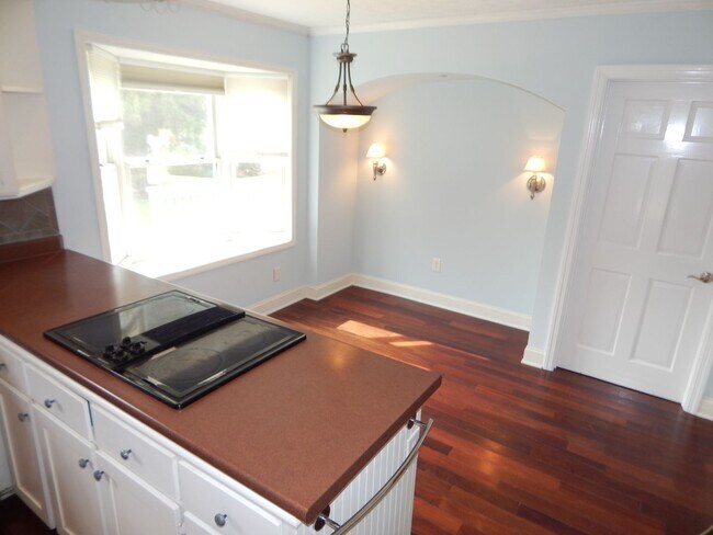 Building Photo - Spacious home in Pine Valley.