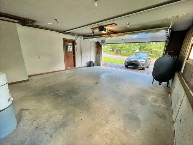Building Photo - Spacious 4 Bed / 3 Bath Single-Family Home...