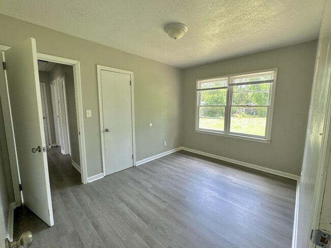 Building Photo - 803 Lausanne Dr