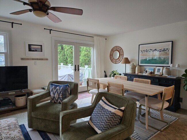 Building Photo - 83 E Main St