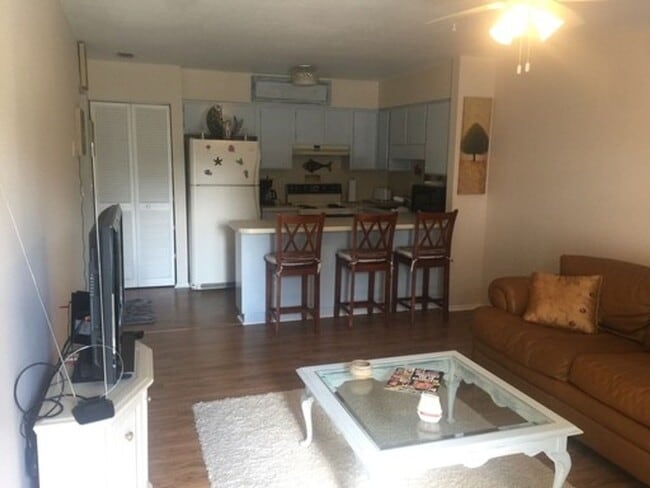 Building Photo - 810 Kings Ct