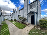 Building Photo - 2 Bedroom Townhome in Gated HOA Community