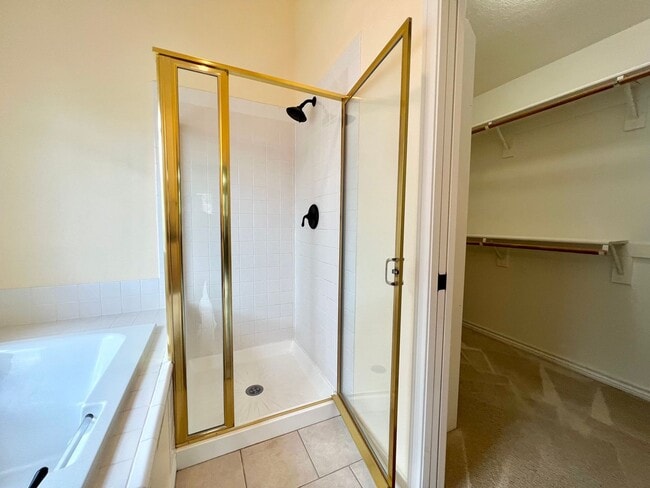 Building Photo - Spacious 4 Bed, 2.5 Bath House!