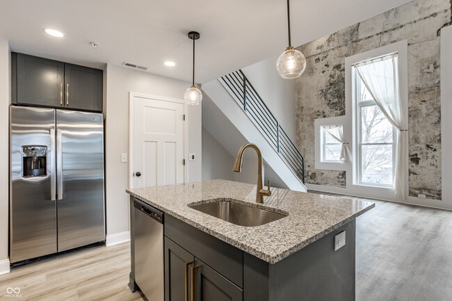 Building Photo - 104 W Main St