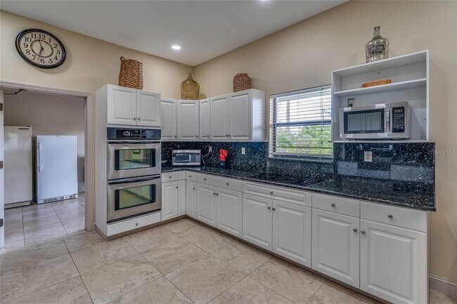 Building Photo - 6500 Sunset Way