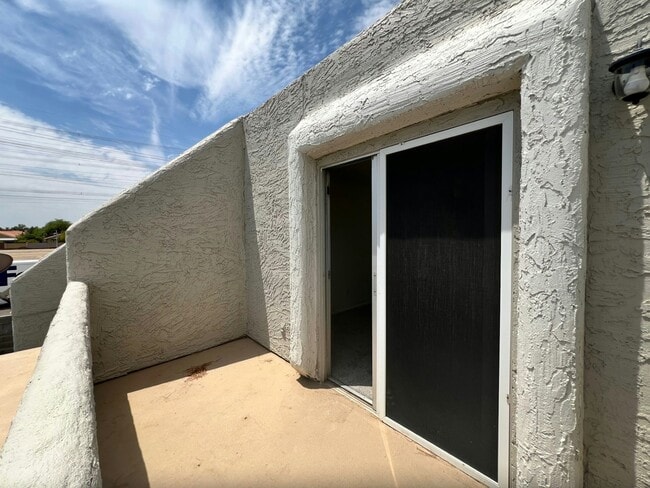 Building Photo - 924 E Diamond Dr