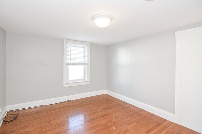 Building Photo - 39 Bourne St