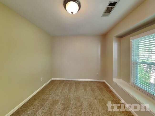 Building Photo - 4390 Pinewalk Dr