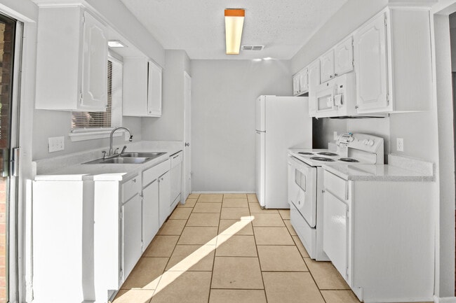 Building Photo - 7127 Gatewood Dr