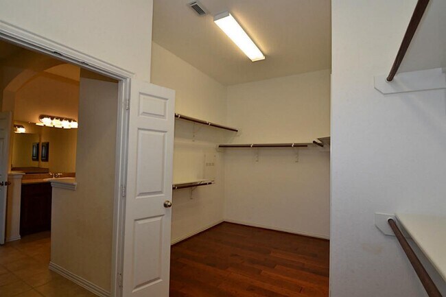 Building Photo - 6606 Cadogan Ct