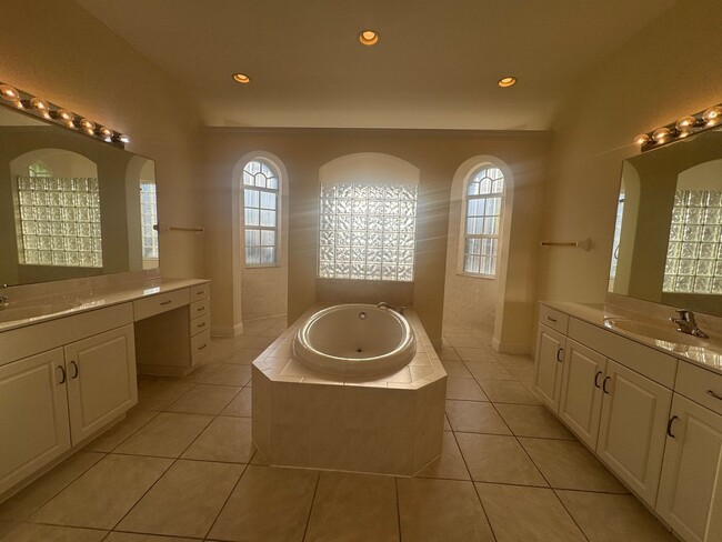 Building Photo - 401 SW 33rd Ave