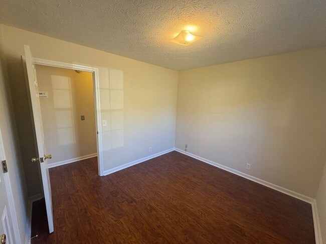 Building Photo - 3 Bed/2 Bath with Deck/Yard in quite neigh...