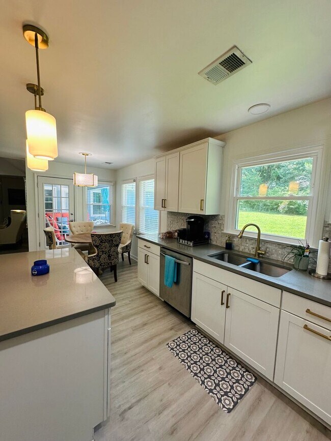 Building Photo - 103 Meadow Creek Dr