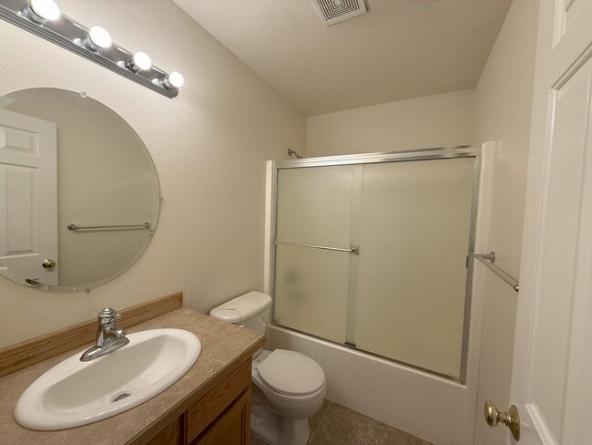 Building Photo - FANTASTIC 3 BEDROOM AND 2.5 BATHROOM TOWNHOUSE IN REDMOND!