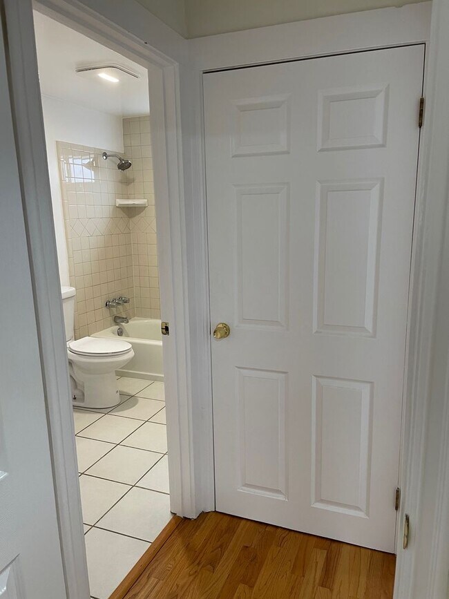 Building Photo - Cute 1 Bedroom Unit in PRIME Echo Park!