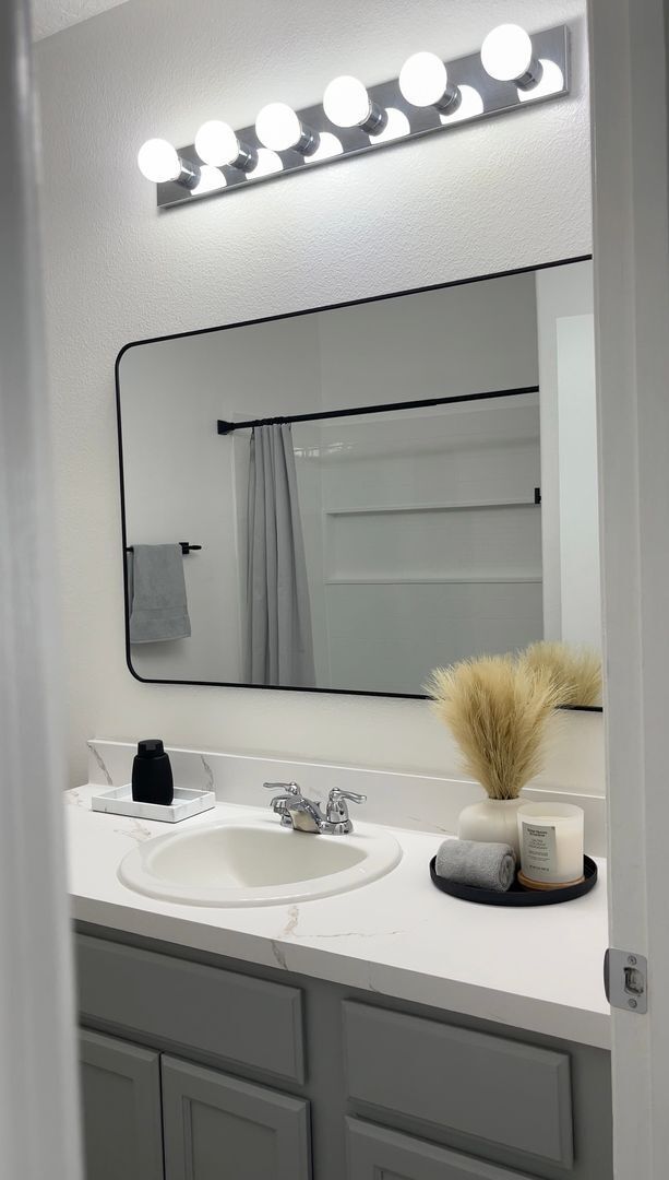 Building Photo - Beautifully Updated 3-Bedroom Townhouse in...