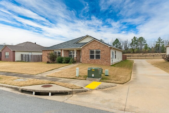 Building Photo - 4 Bedroom 2 Bath Remodeled Home