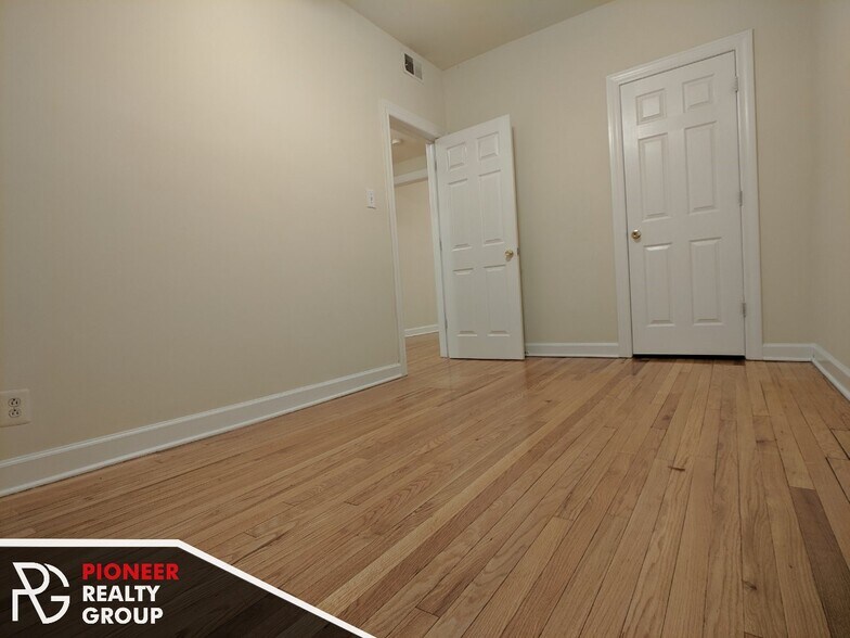 Building Photo - 533 W Aldine Ave