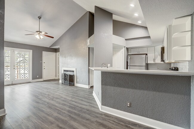 Primary Photo - 2121 El Paseo St