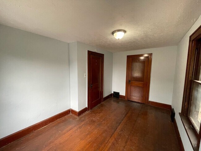 Building Photo - Three bedroom one bathroom home for rent