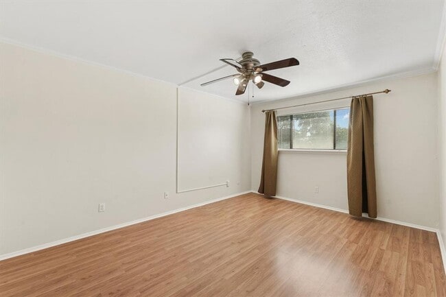 Building Photo - 7144 N Holiday Dr
