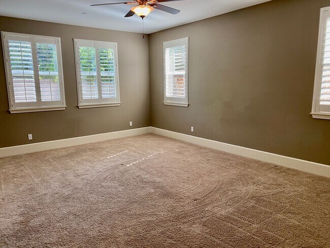 Building Photo - $3,200 Barclay Square, 4 Beds - Trenton Ln...