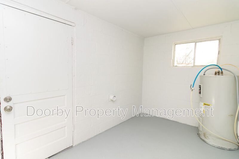 Building Photo - 921 East Ave