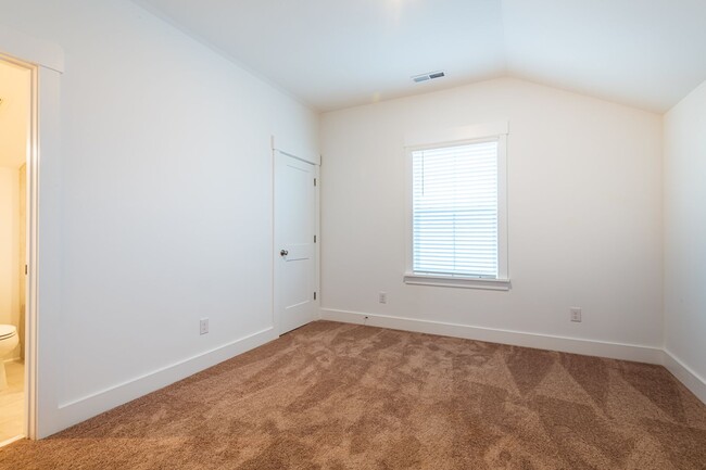 Building Photo - Gorgeous 4+ Bedroom Home in 12 Oaks