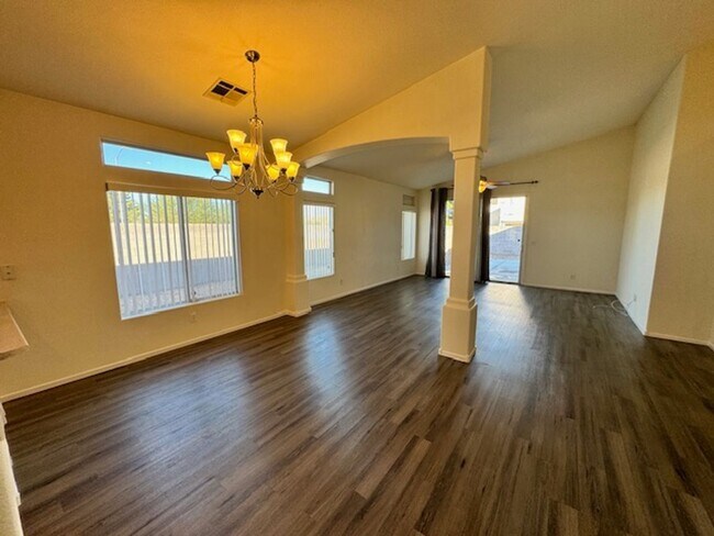 Building Photo - Awesome 3 Bedroom, 2 Bathroom 1 story home...