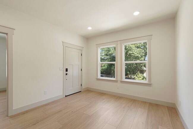 Building Photo - Beautifully updated 2/1 in North Oak Park! Located Close to UC Davis Med Center + MgGeorge Law Sc...