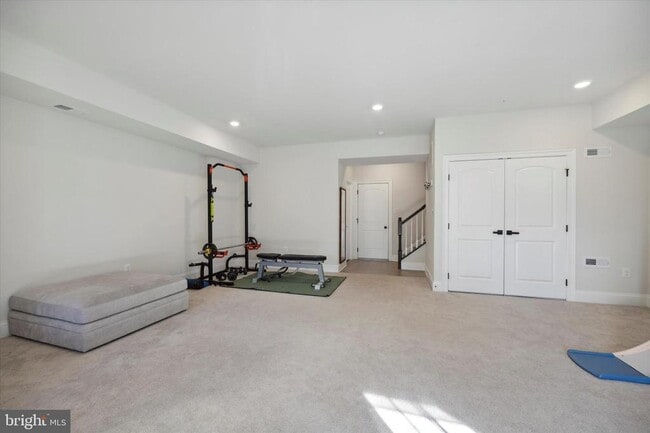 Building Photo - 831 Stonecliffe Rd