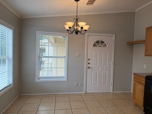 Building Photo - Cute property...