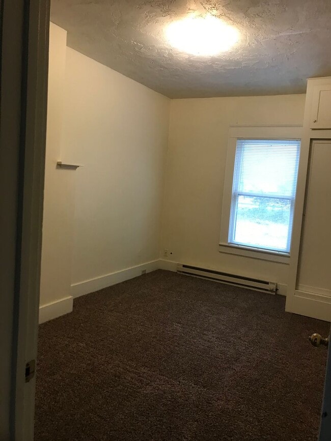 Building Photo - Farmhouse on huge lot