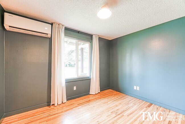 Building Photo - Classic Ranch Style home with 2 Bed 1.5 Bath and Large Backyard!