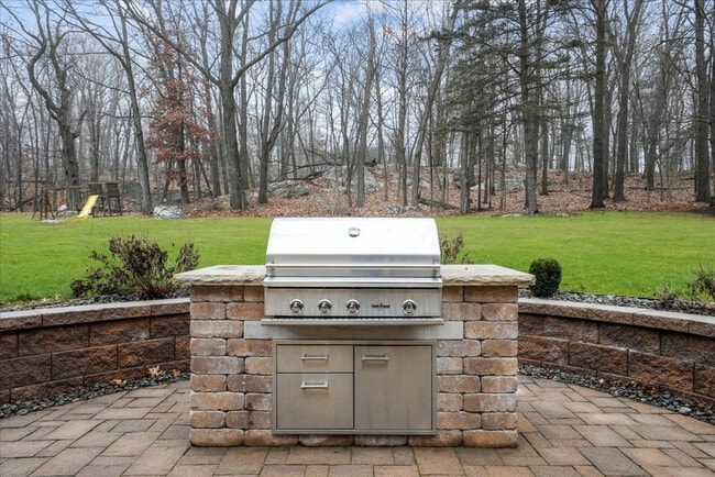 Building Photo - 338 Clove Rd