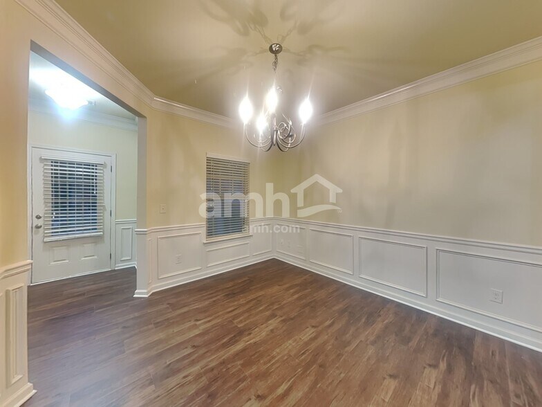 Building Photo - 985 Donington Cir SE