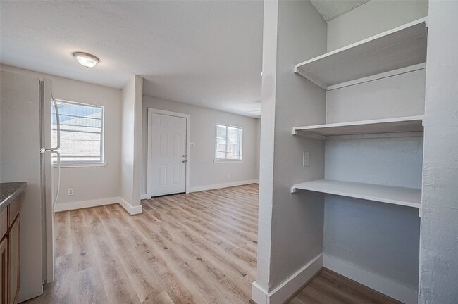 Building Photo - 8814 Manus St