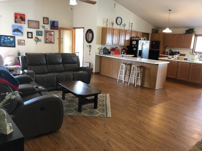 Building Photo - 3 Bedroom 2 bath