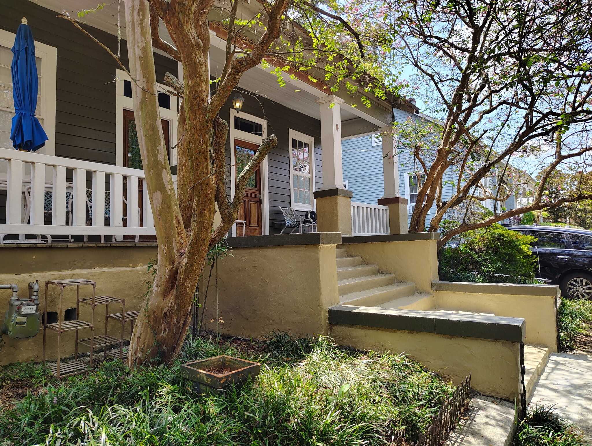 Side view with an umbrella for hotter mornings - 746 Europe St