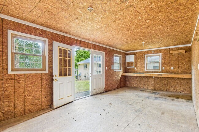 Building Photo - NW Brick Home in the Desirable Guilford Hi...