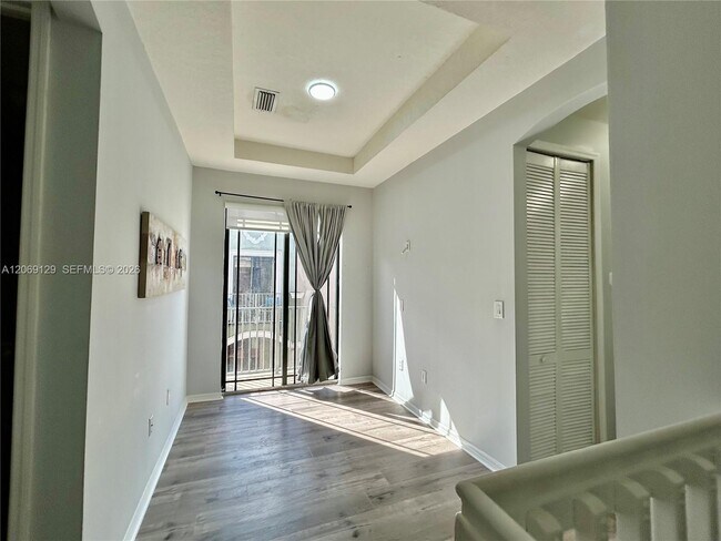Building Photo - 607 NE 35th Ave