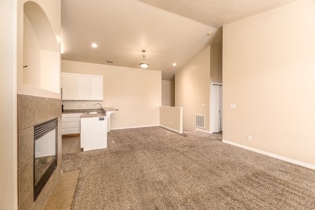 Building Photo - Beautiful Townhouse in Great Location!