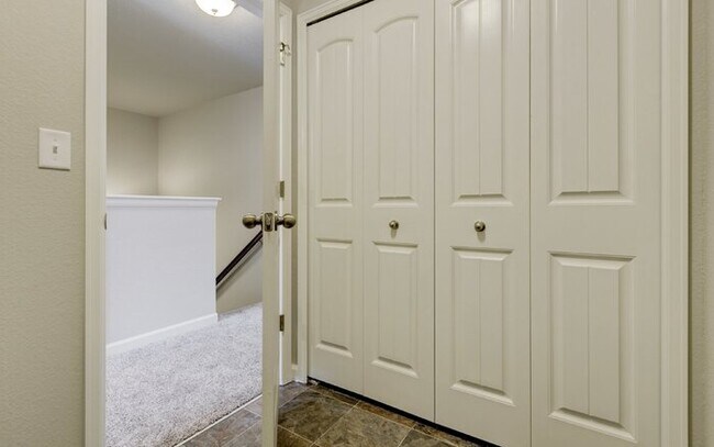 Building Photo - Newer Townhome | Mins to Base | Pool + Gym...