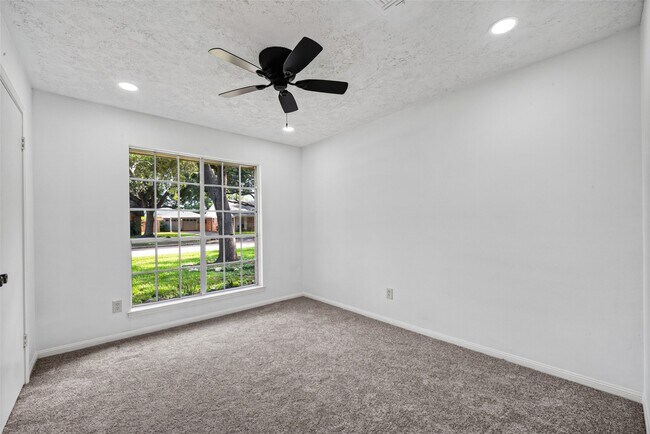 Building Photo - 3910 Chile Dr