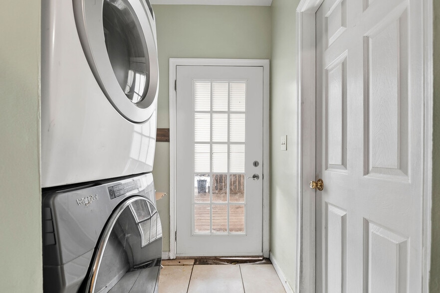 Building Photo - 15 Wales Ave