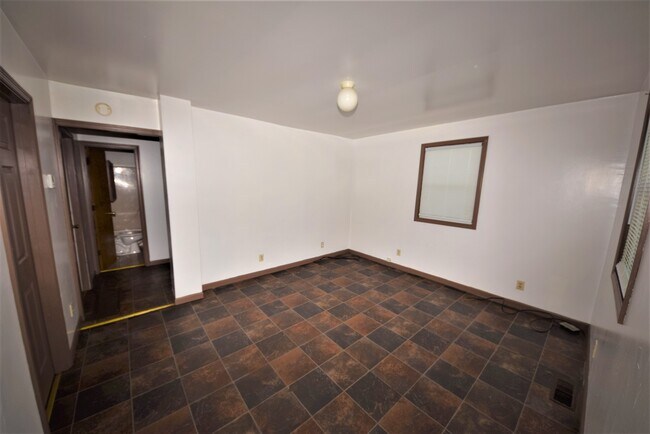 Building Photo - 2 bedroom HOUSE For RENT