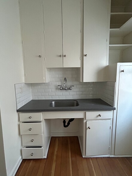 Building Photo - 806 N Poinsettia Pl
