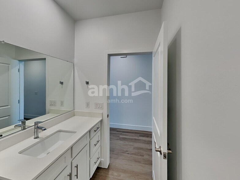 Building Photo - 9596 Harkes Dr