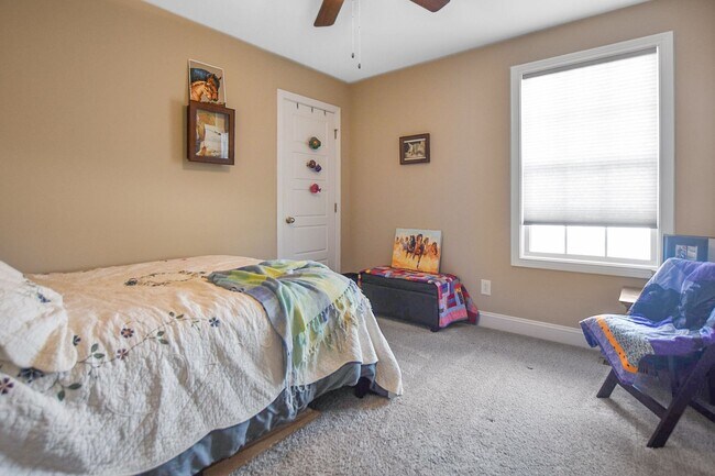 Building Photo - Pet Friendly Three Bedroom!