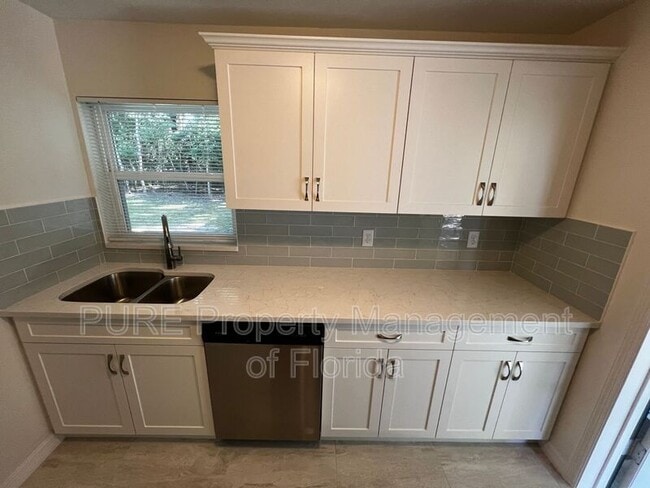 Building Photo - 1220 SE 3rd St